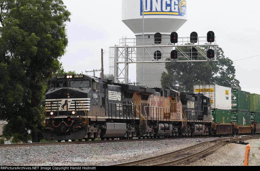 NS 9184 & 9183 sandwich UP 6456 on train 213